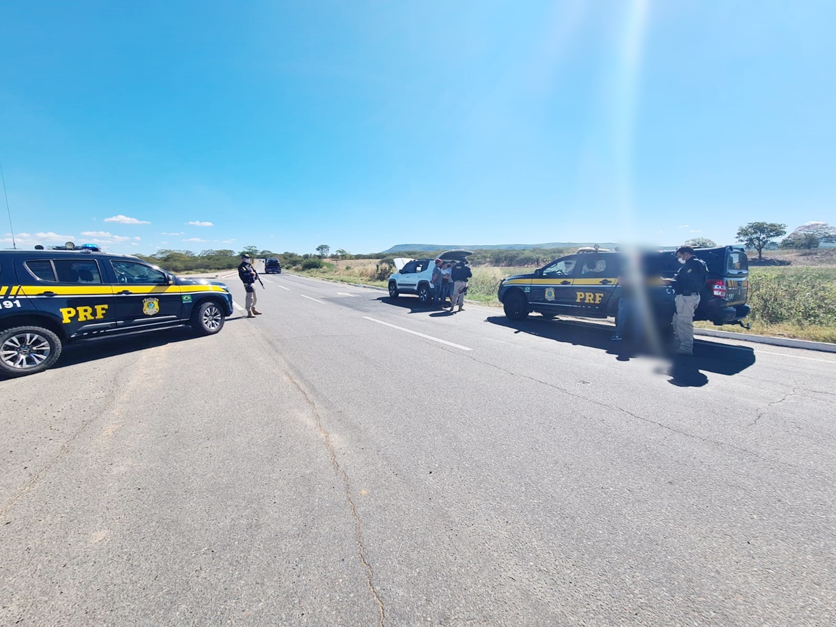 PRF na Paraíba recupera no Sertão carro de luxo roubado que estava clonado