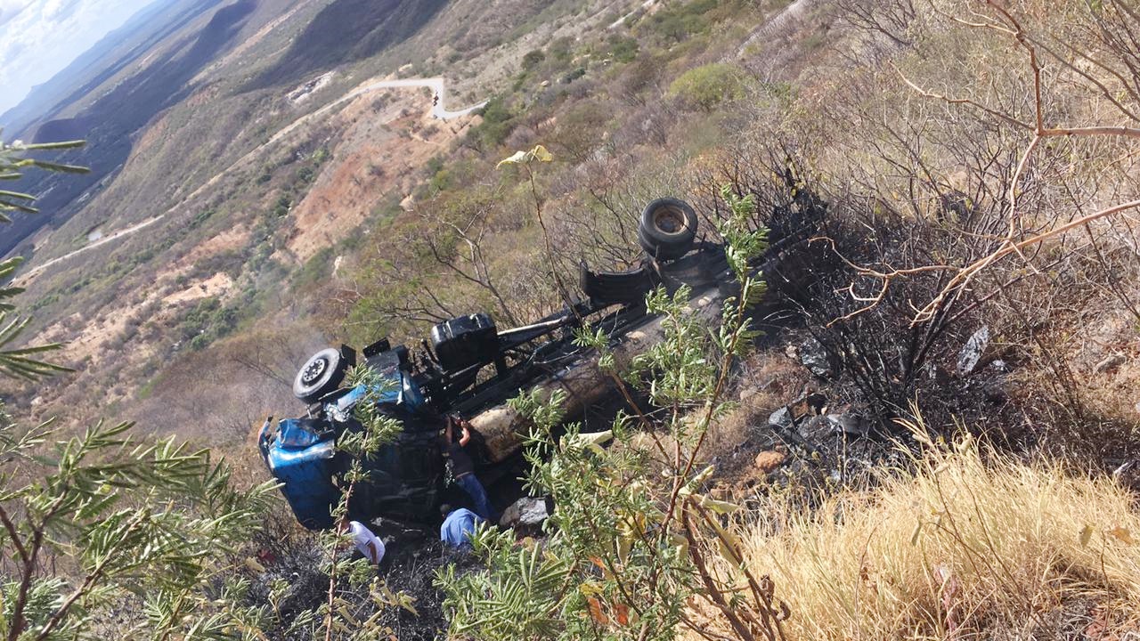 AGORA: Caminhão-tanque tomba na Serra de Teixeira e deixa rastro de óleo na pista; veículo ficou destruído. Veja o vídeo