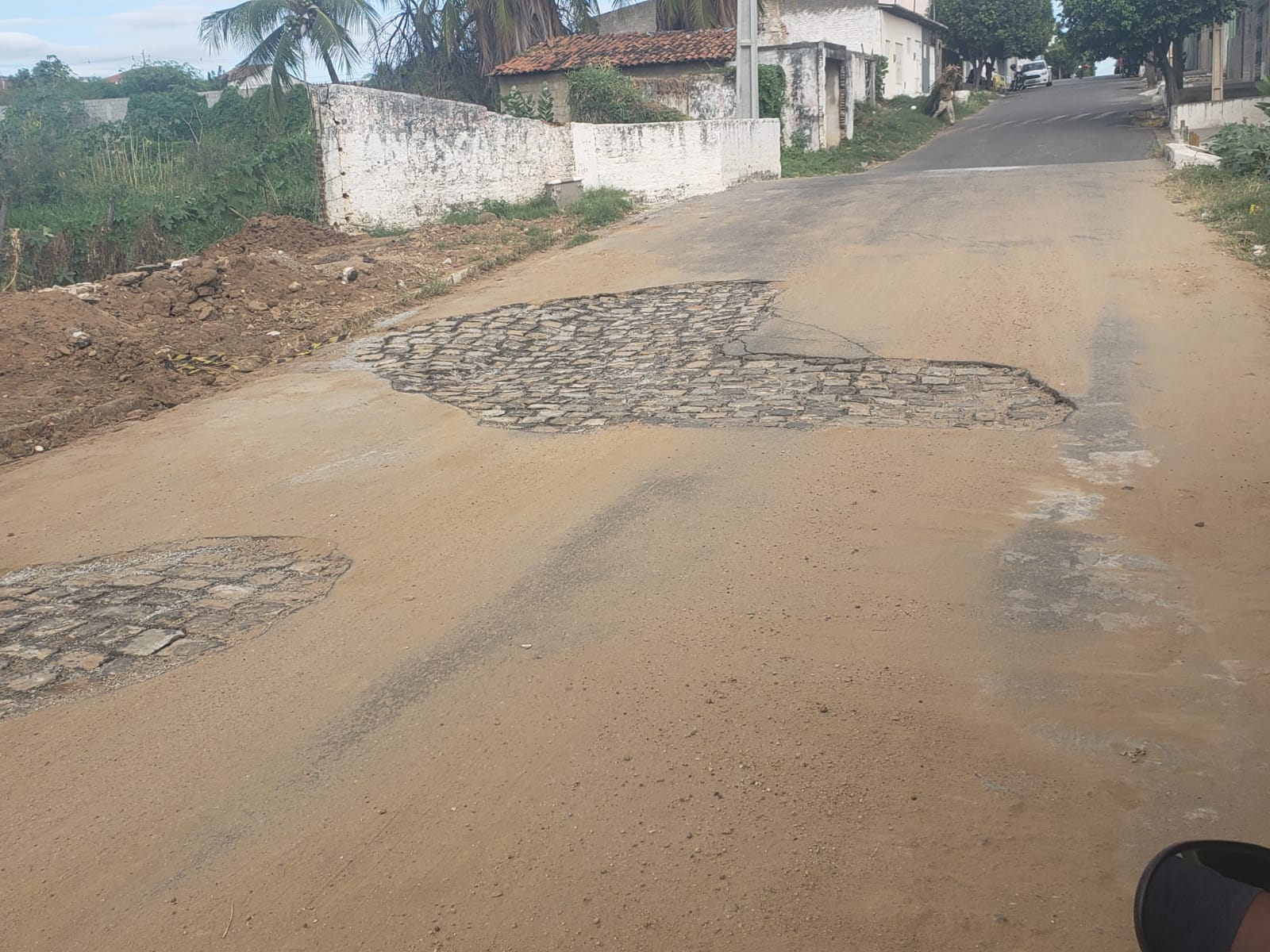 Morador denuncia que Empresa Cavasa danificou asfalto para consertar vazamento, mas não fez o reparo devido