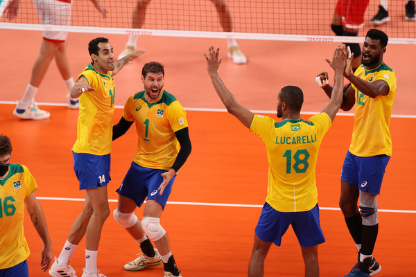 Olimpíadas: Seleção masculina de vôlei oscila, mas vence Tunísia na estreia em Tóquio