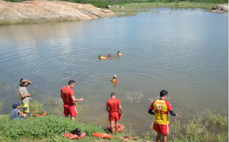 Bombeiros realizam busca e tentam encontrar corpo de jovem que teria se afogado nas proximidades de Patos