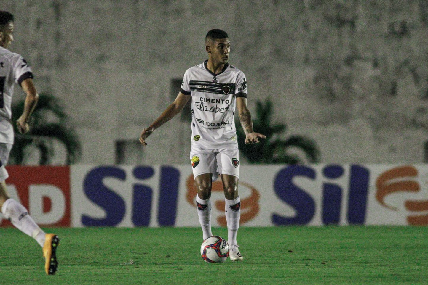 Botafogo-PB bate Santa Cruz-PE e assume liderança da Série C