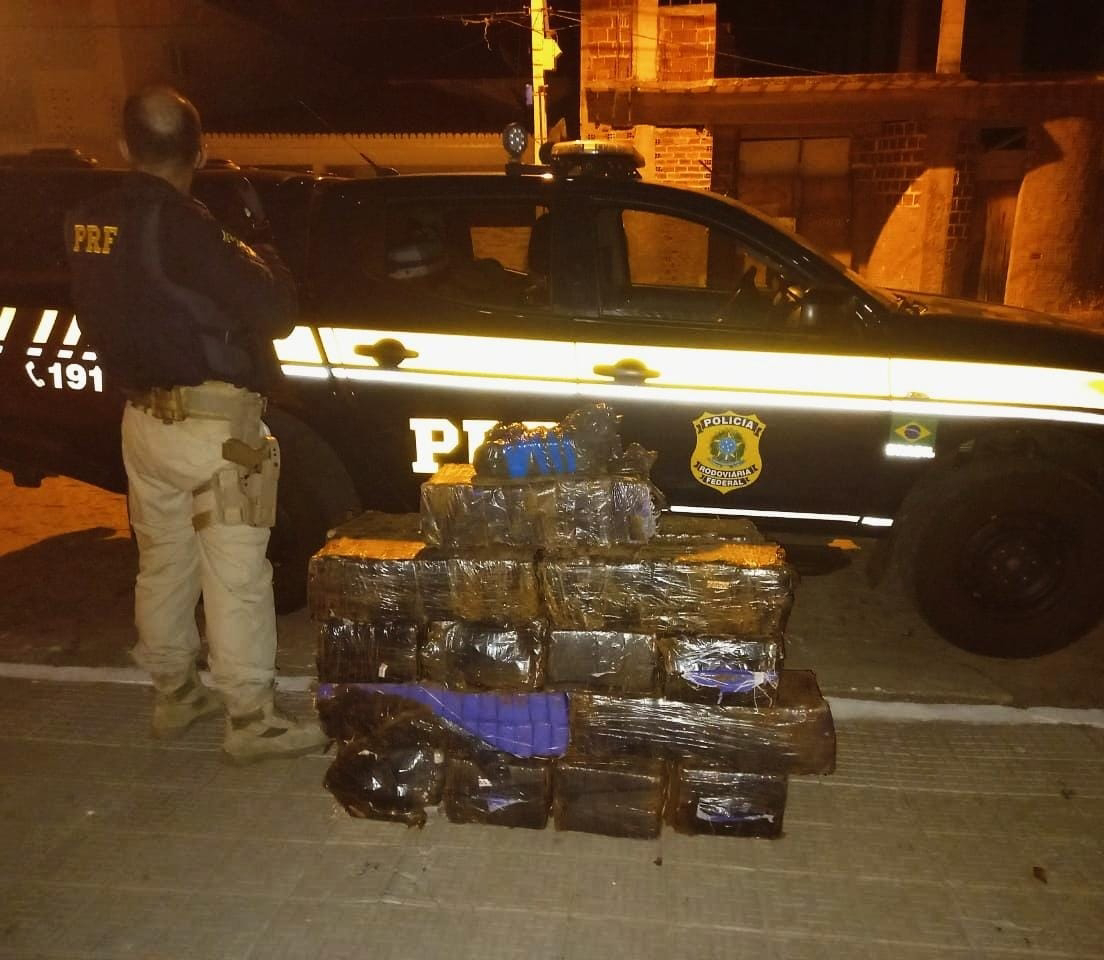 No Sertão paraibano: PRF apreende quase 300 kg de maconha sendo transportada em Van. Veja o vídeo