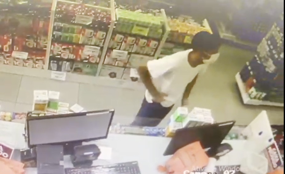 Unidade pertencente a rede de farmácia foi assaltada na tarde deste domingo (25) em Patos e câmeras registram tudo. Veja