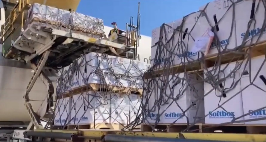 Brasil recebeu mais 1 milhão de doses da vacina da Pfizer neste domingo (25)