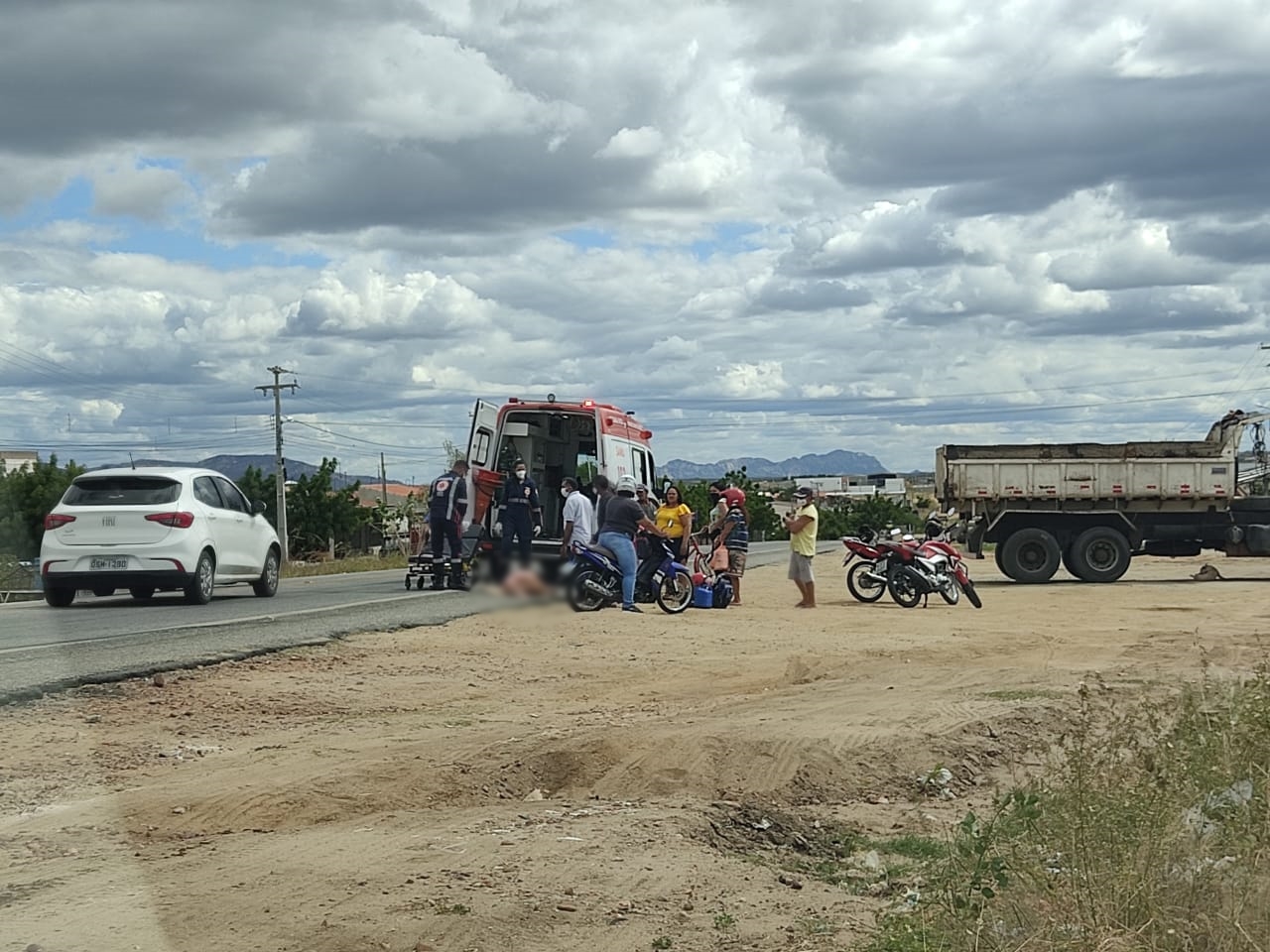 SAMU é acionado para socorrer mulher vítima de desmaio na BR-361 em Patos na tarde desta segunda-feira (26)