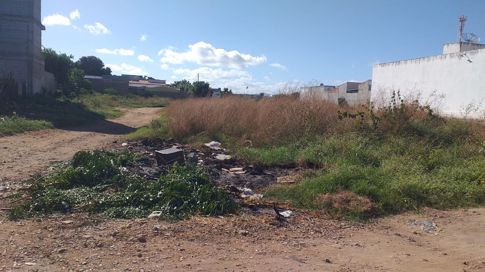 Moradores se dizem preocupados com terreno baldio no Bairro Vitória, em Patos. Veja