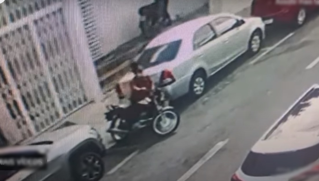 Mulher furta moto no centro de Patos, em plena luz do dia, e é flagrada por câmeras de segurança