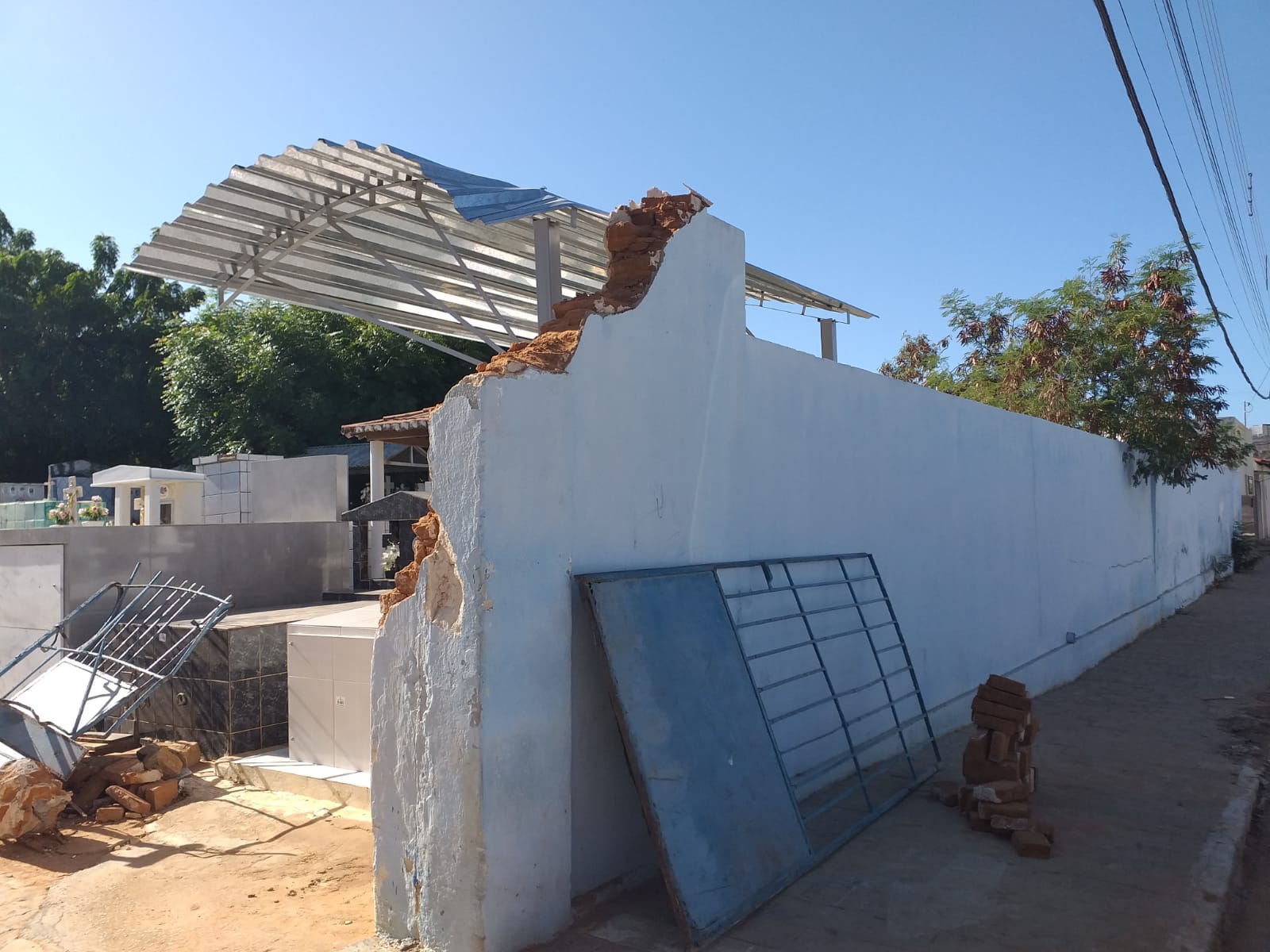 Cidadão cobra conserto de parede de cemitério e Prefeitura de Prefeitura de Patos informa que empresa já foi notificada para realizar serviço. Veja