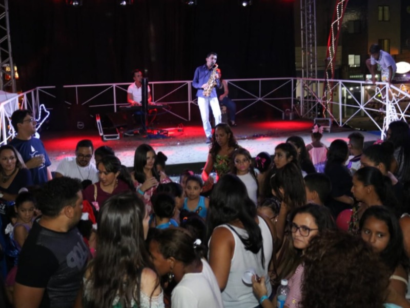 Cantora Isabella Fernandes representa músicos de Patos e pede lei que regularize pagamento do couvert artístico de forma justa. Ouça