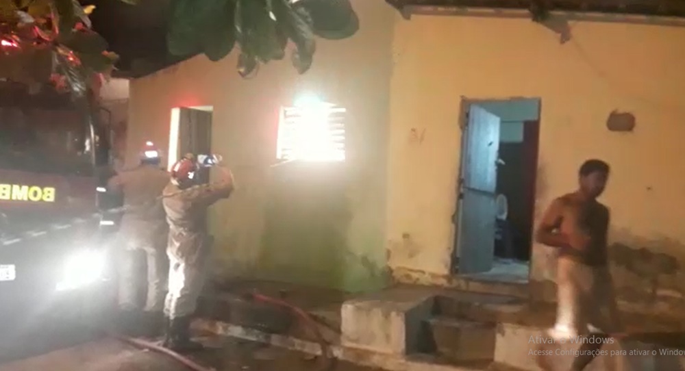 Forte explosão é registrada em residência na Rua do Meio na noite desta segunda (02) em Patos e está ligada a fogos de artifício