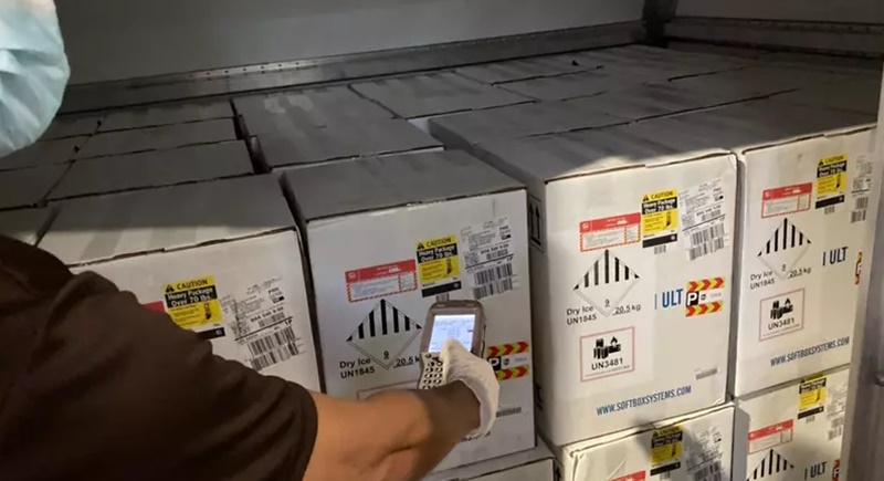 Dois aviões com vacinas da Pfizer chegam ao Brasil na noite desta quinta-feira (05)