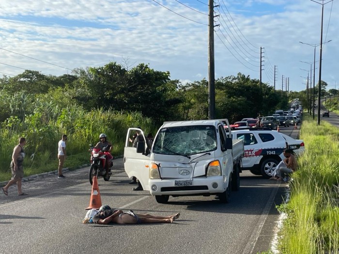 Homem morre atropelado por carro após ter moto tomada em assalto e correr para pedir ajuda, na Paraíba