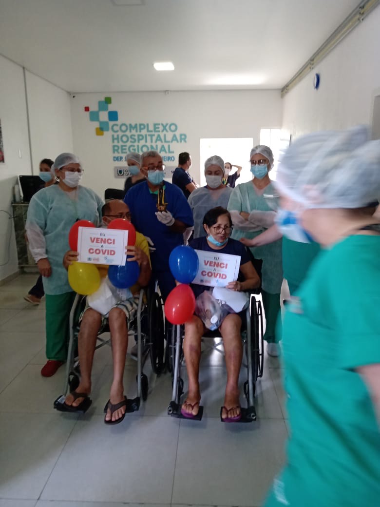 Várias pessoas recebem alta ao mesmo tempo do Hospital de Patos nesta sexta-feira (06) e vencem a covid-19