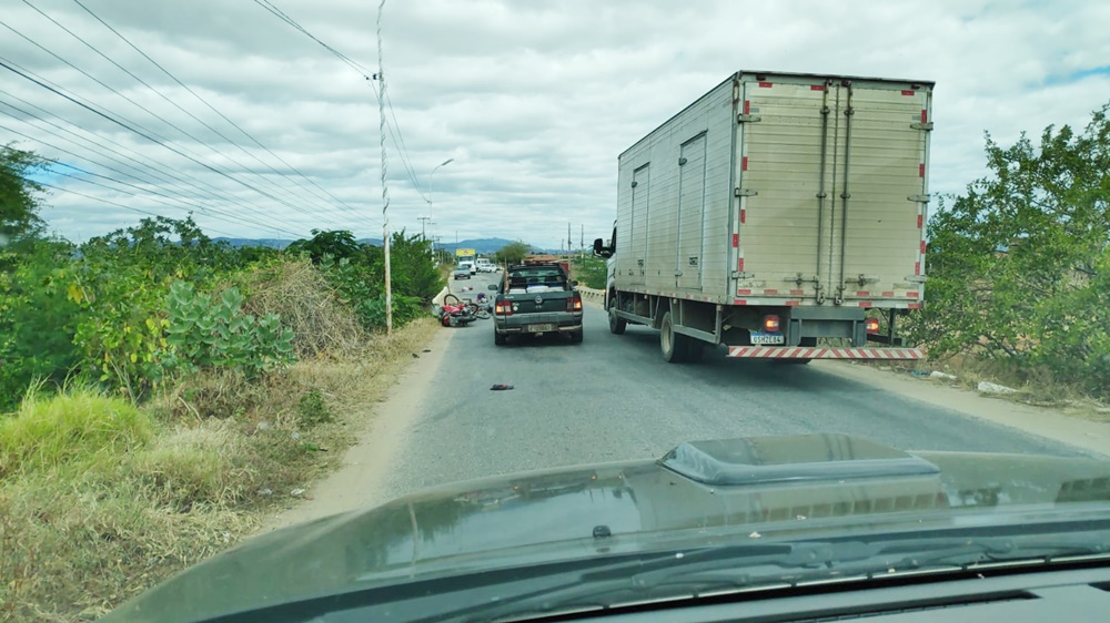 Abelhas atacam ciclistas, motoristas e pedestres na manhã deste sábado na PB-262, bairro Mutirão em Patos