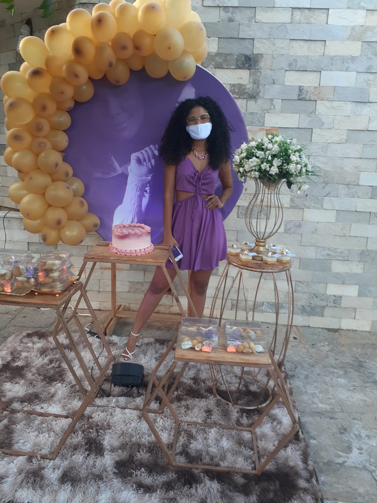 Influenciadora digital realiza aniversário solidário em Patos