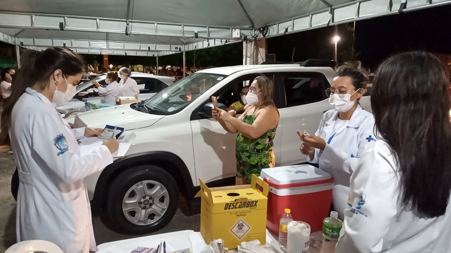 Patos vacina contra covid 868 pessoas com 28 anos ou mais durante drive-thru
