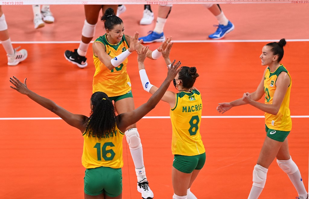Brasil perde por 3 sets a 0 para os Estados Unidos e fica com a prata no vôlei feminino