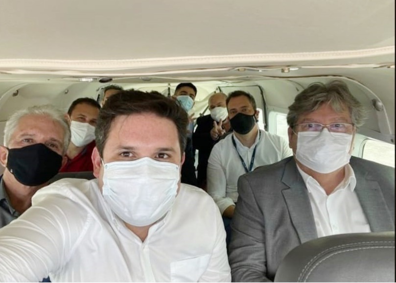 A bordo, deputado Hugo Motta comemora decolagem do primeiro voo comercial para Patos. Aeronave já chegou. Veja o vídeo