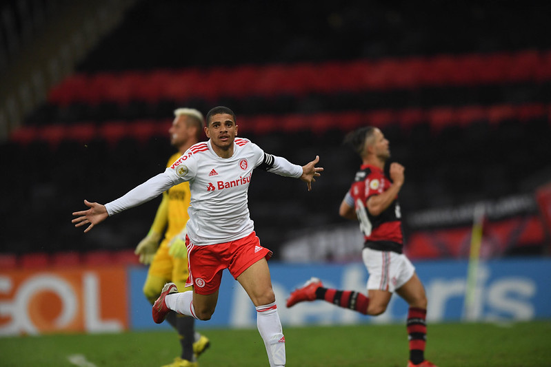 BRASILEIRÃO: Atlético-MG assume liderança e Flamengo é goleado em noite dos visitantes
