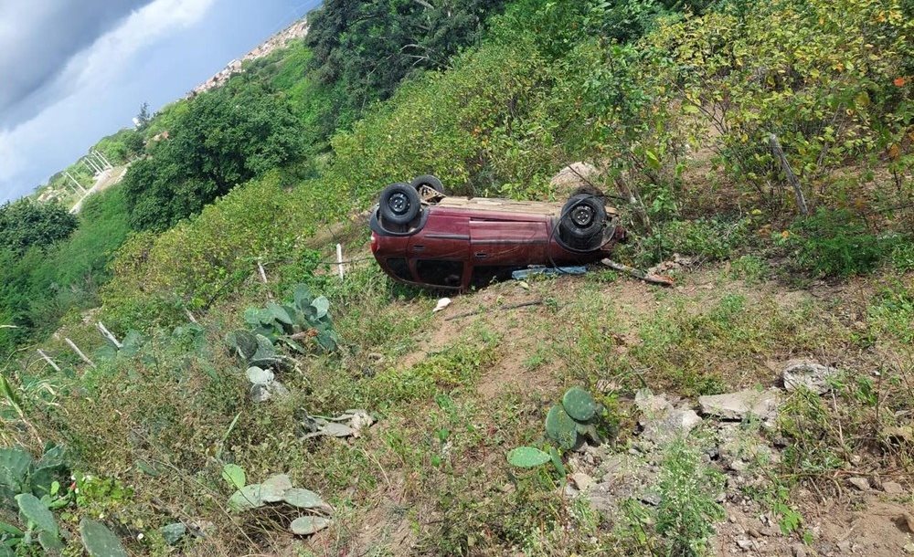Grupo suspeito de arremessar drogas para presídio é preso após capotar carro durante fuga