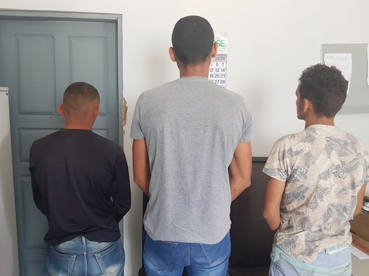 Polícia prende suspeitos de terem torturado uma pessoa pelo fato dela ter furtado um aparelho celular. Veja o vídeo