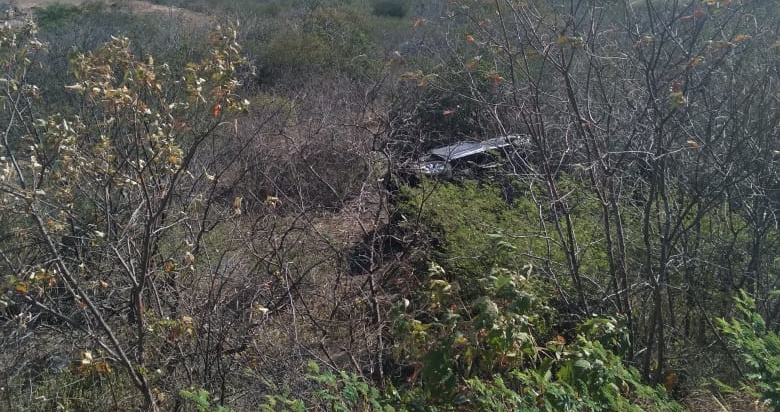Veículo capota nesta terça-feira (10) na Serra de Santa Luzia, ao tentar fazer ultrapassagem