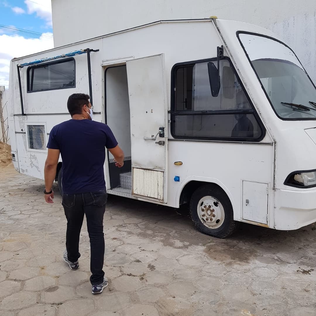 Vereador Sargento Patrian fiscaliza o conserto do castramóvel na oficina da Secretaria Municipal de Saúde