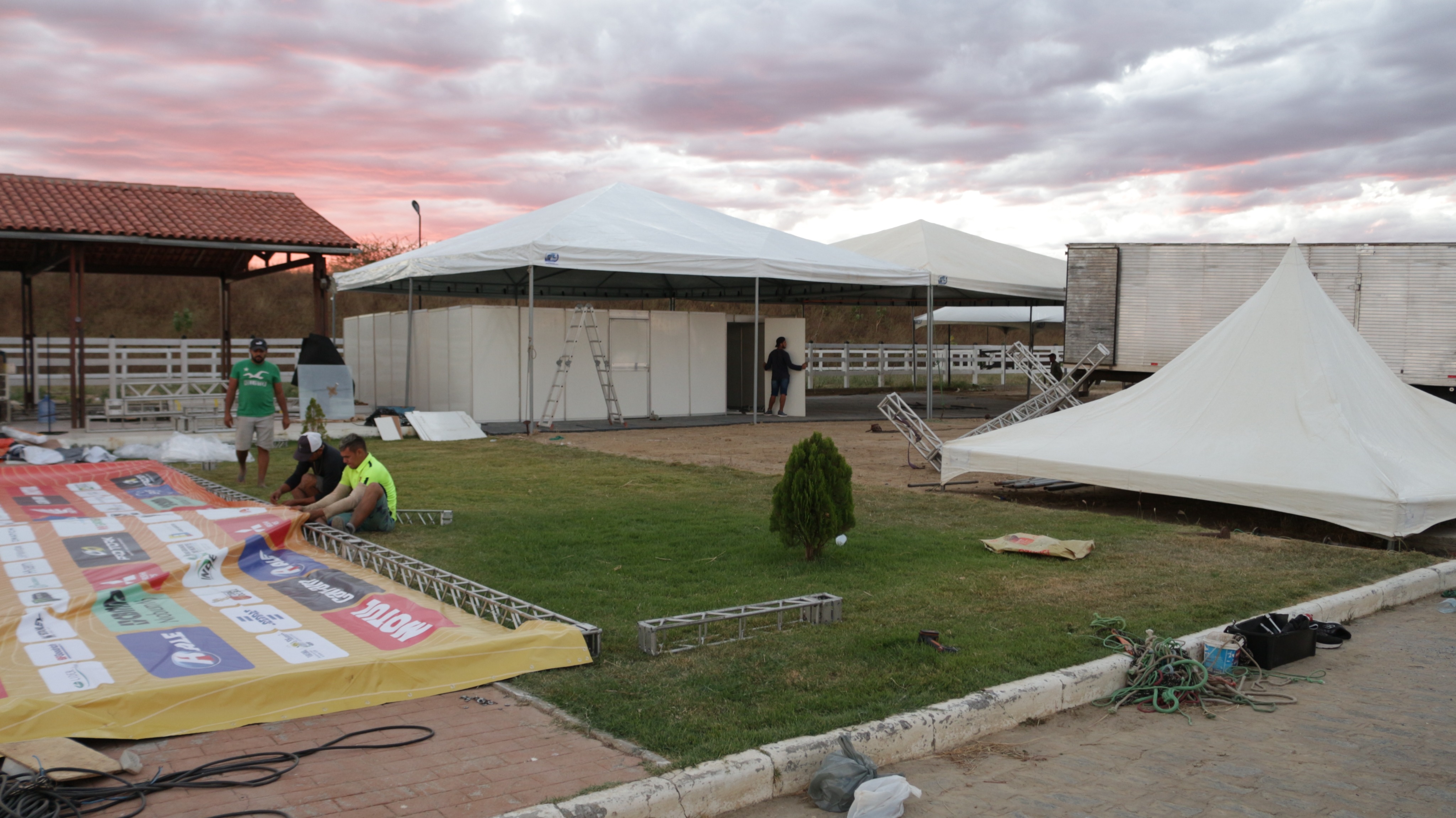 Prefeitura de Patos inicia montagem de estrutura para receber o Rally dos Sertões 2021