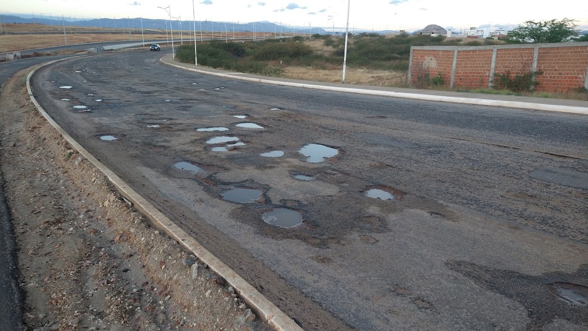 Fechamento de pista asfáltica em loteamento torna vida de motoristas ainda mais difícil na Alça Sudeste em Patos
