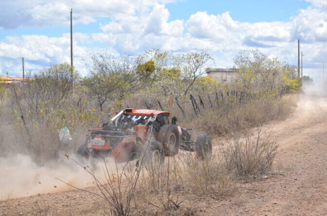 Moradores da zona rural do Vale do Piancó fazem belos registros fotográficos da passagem do Rally dos Sertões. Veja