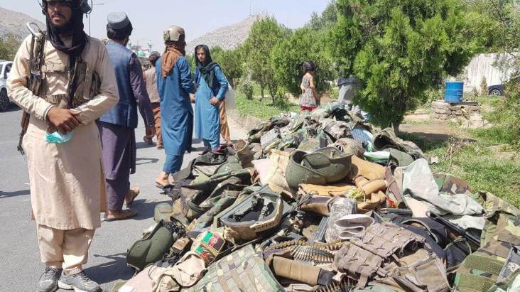 Testemunhas relatam tiros e desespero em tentativa de fuga em massa de Cabul