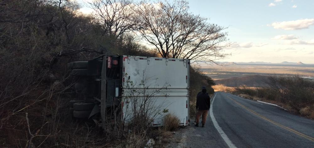 Mais um caminhão tomba na Serra de Teixeira. Fato foi registrado nesta segunda (16)