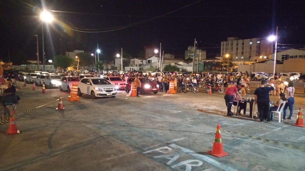 Patos tem drive-thru para imunizar pessoas com 20 anos ou mais contra a covid-19 na noite desta segunda-feira (19). Veja as imagens