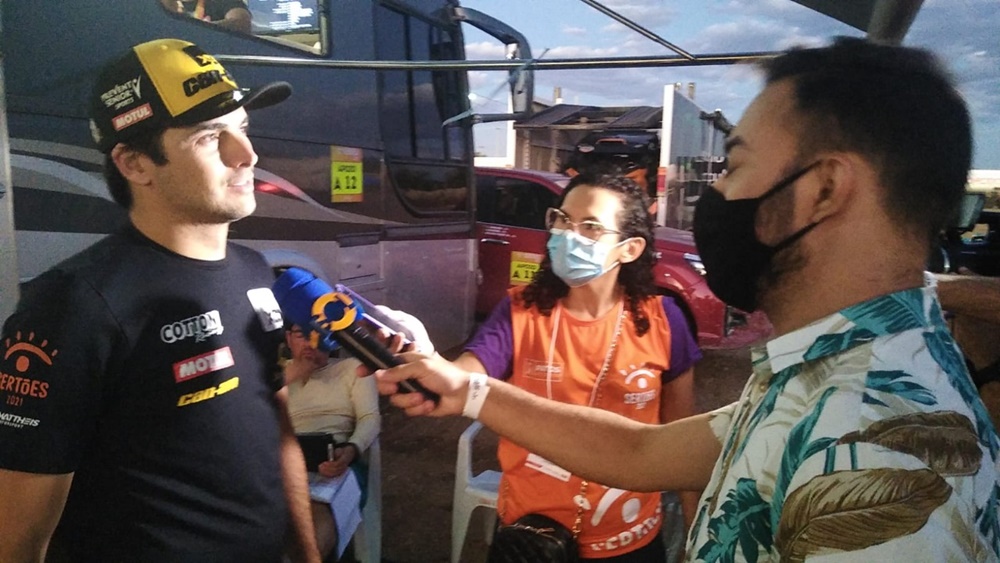 Durante passagem do Rally dos Sertões, Nelsinho Piquet confirma que tem familiares na cidade de Patos