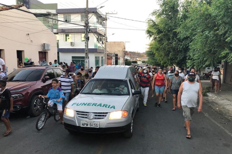 Criança morta em suposto espancamento em Cajazeiras é sepultada sob forte comoção e desespero