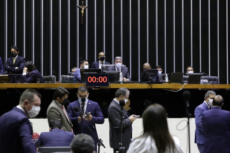 Câmara aprova reforma eleitoral; proposta estabelece volta das coligações