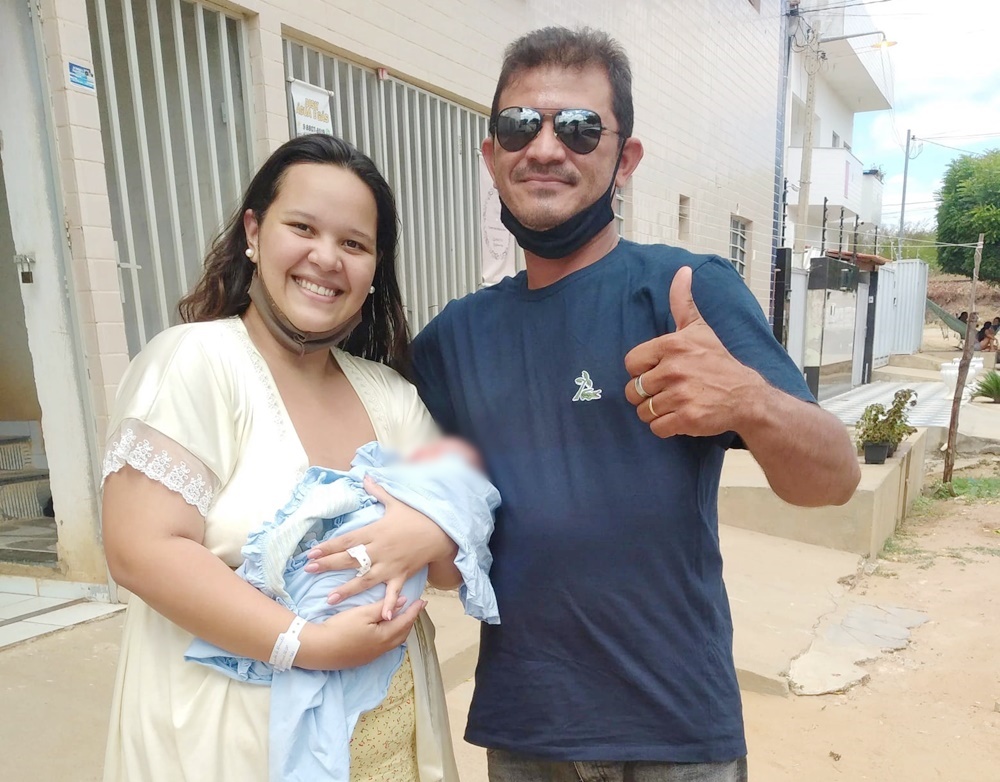 Já está em casa mãe que teve bebê dentro de veículo do aplicativo Gira Patos neste sábado (21)