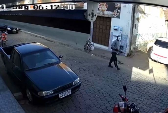 Bandidos mascarados e fortemente armados rendem clientes em rua e assaltam casa lotérica, na Paraíba