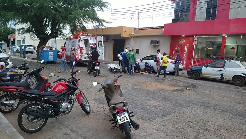 Buraco em via pública provoca acidente no Centro de Patos. Vítima ficou ferida. Veja o vídeo