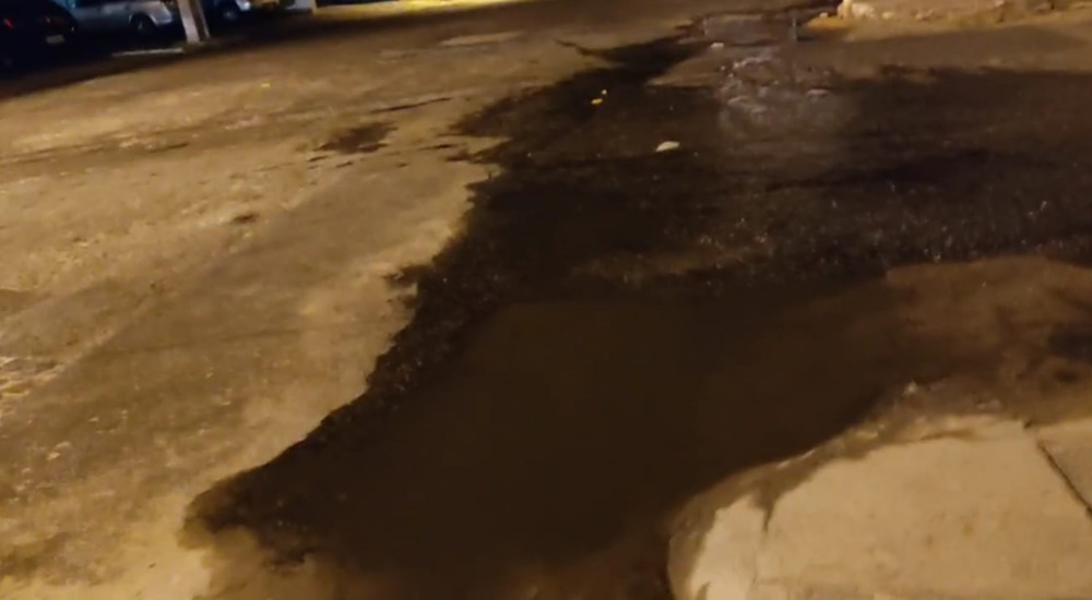 Galeria estourada exala fedentina provocada por fezes e lama podre na Rua Elias Asfora em Patos, denuncia vereador