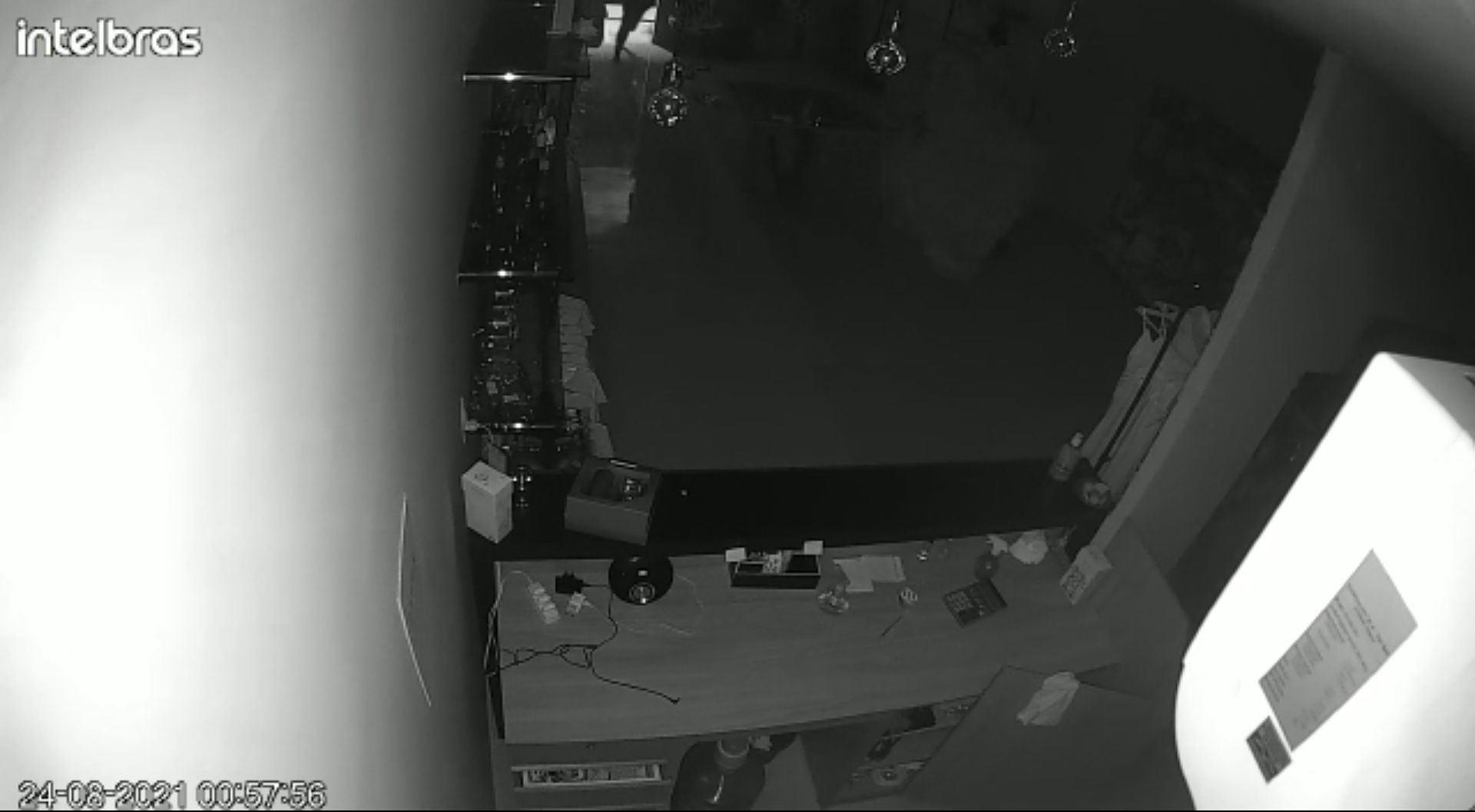 Câmeras registram roubo a loja de roupas em Matureia; bandidos levaram quase tudo - Veja