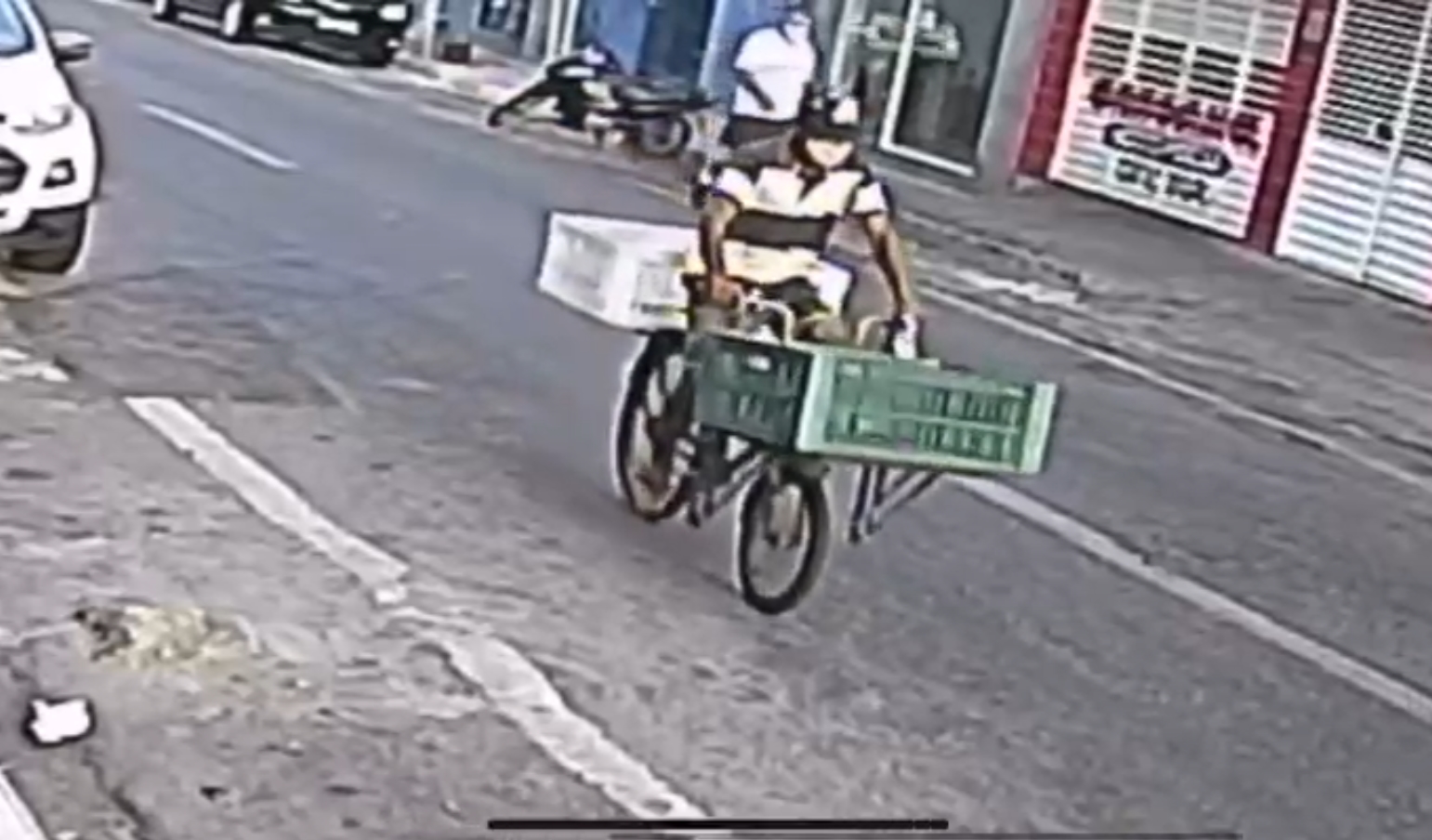 Vídeo: homem é flagrado por câmeras de segurança roubando bicicleta no centro de Patos; Veja!