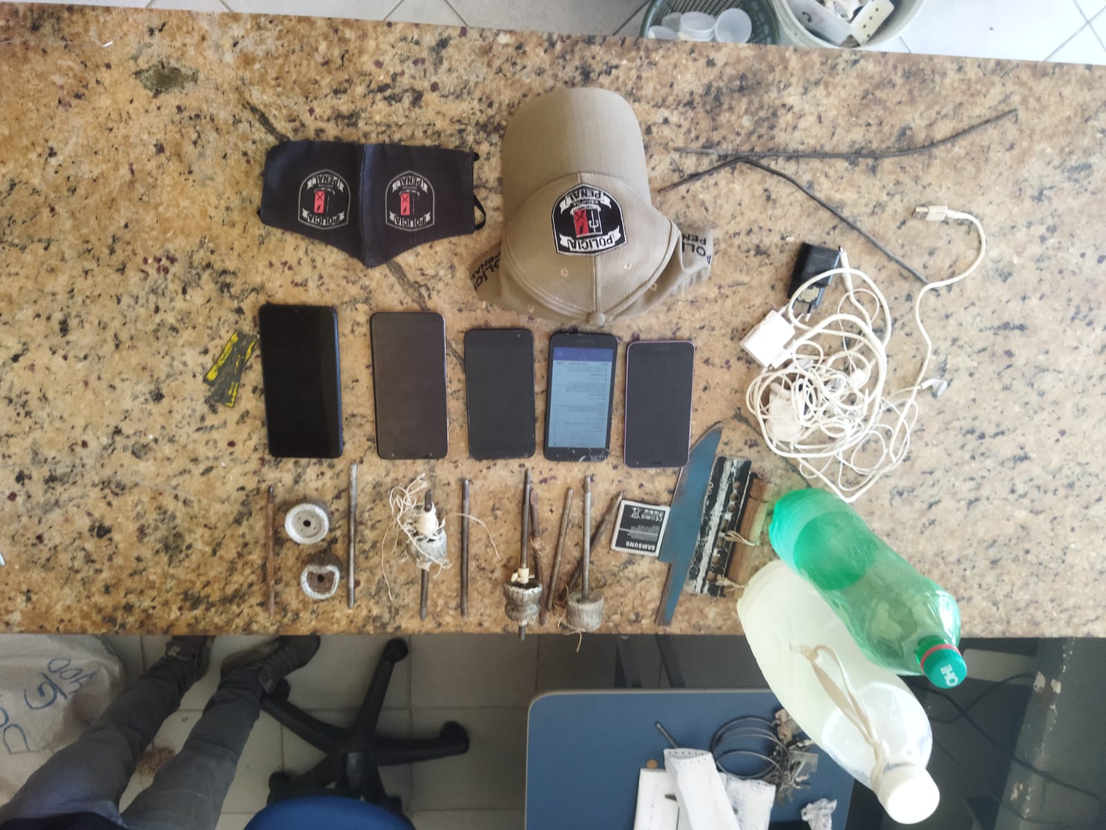 Operação realizada no Presídio Romero Nóbrega, apreende facas, celulares, cachaça, carregadores, facas e outros objetos