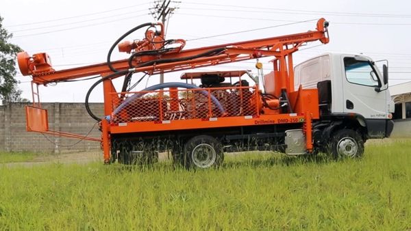 Senador Veneziano afirma que lutará para conseguir máquina perfuratriz para Santa Terezinha-PB; veja