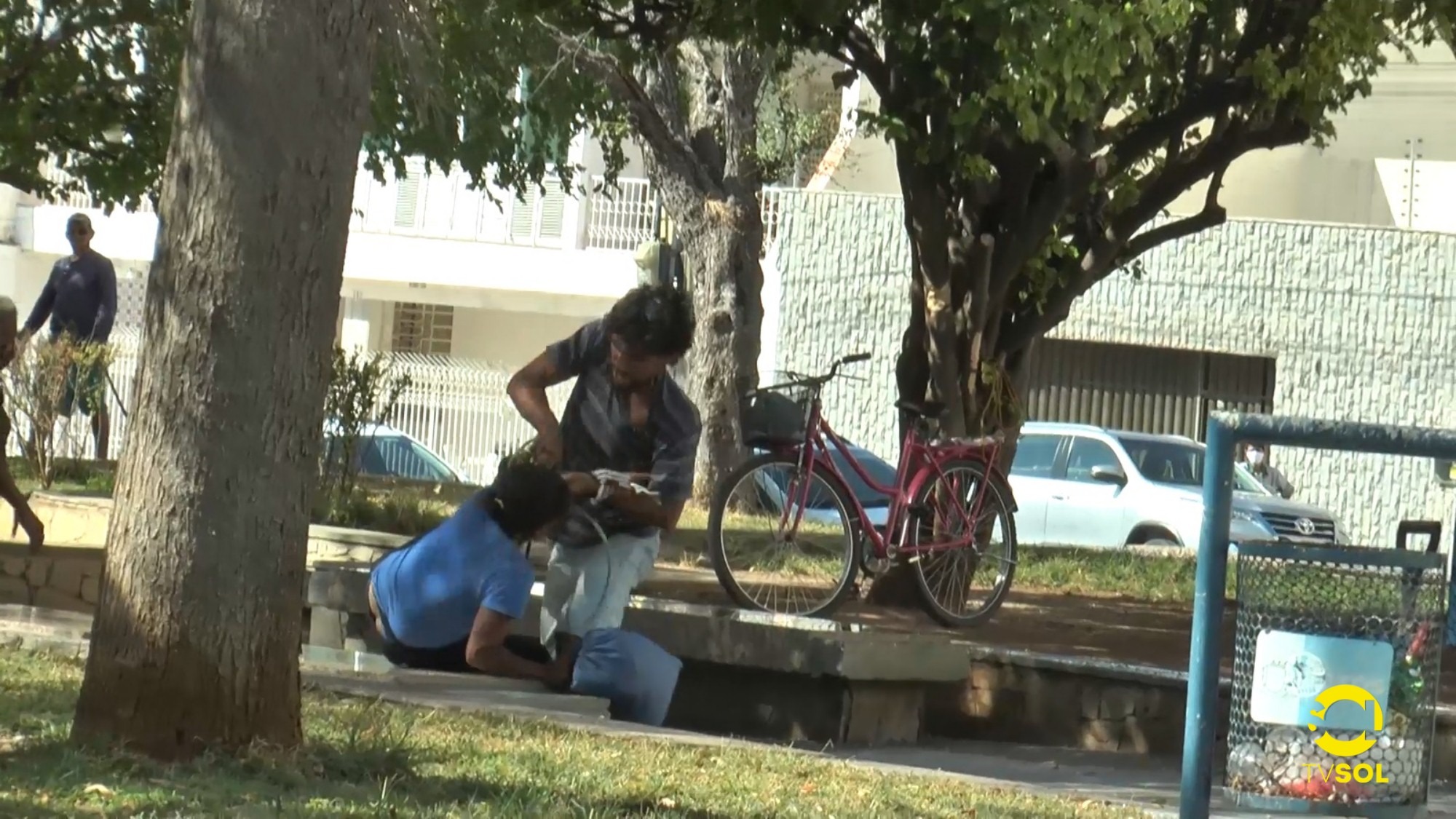 Homem que foi flagrado agredindo mulher no centro de Patos é levado para delegacia de Polícia Civil