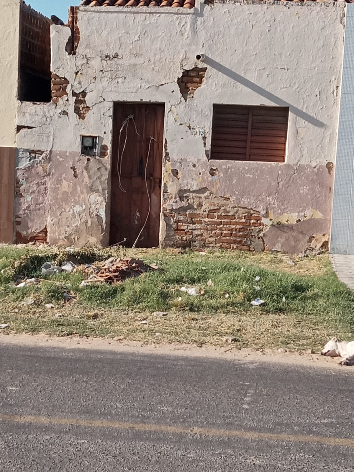 Moradores do bairro da vitória pedem a retirada de lixo defronte a residência, deixado por empresa que presta serviço a Prefeitura de Patos