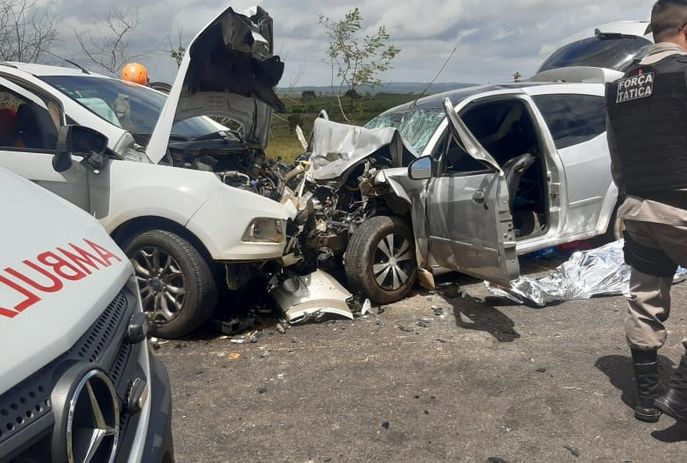 Colisão entre dois carros deixa homem morto e pelo menos sete feridos na PB neste domingo (29)