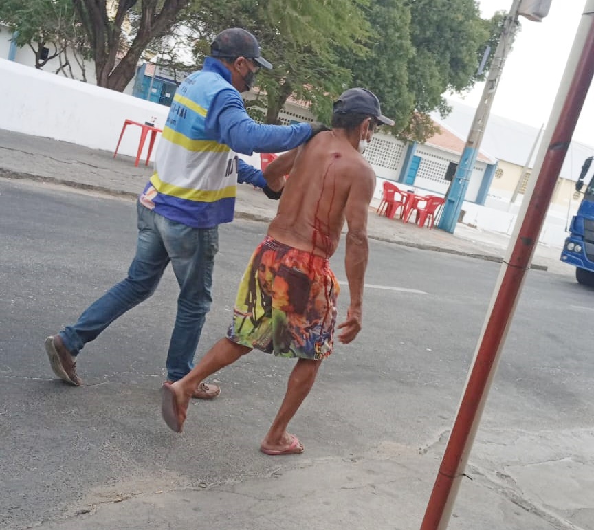 Homem desfere golpe de faca contra ‘Mudinho do Jatobá’, e ao chegar ao Complexo Hospitalar vítima foge antes de ser atendida