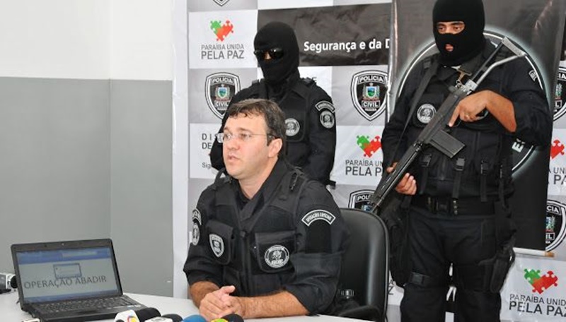 Delegado traz detalhes de operação que prendeu 8 pessoas e apreendeu armas e drogas na região de Teixeira; ouça